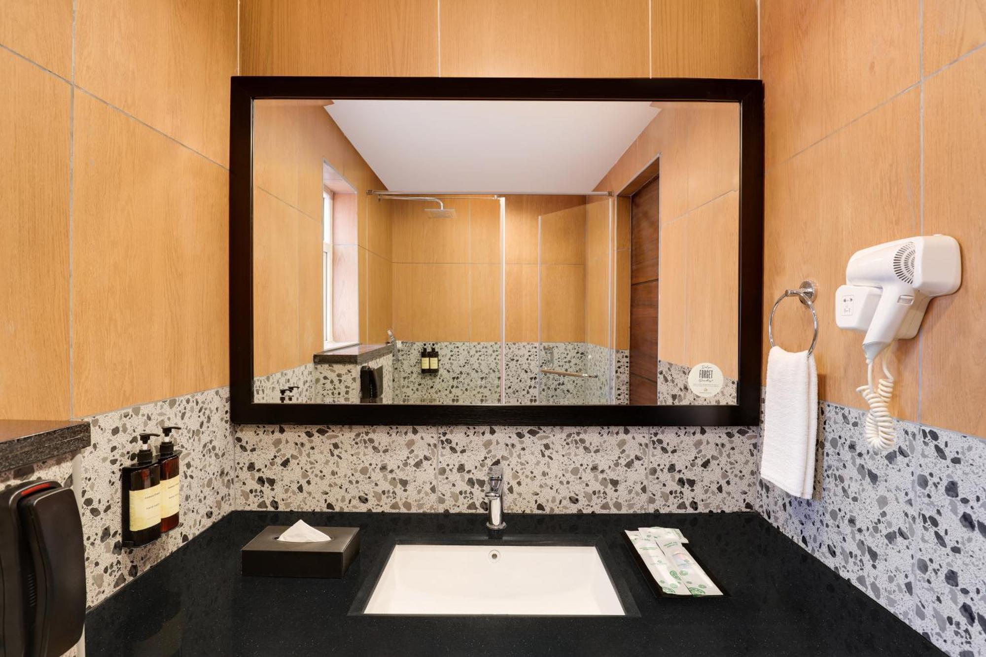 Lemon Tree Suites, Whitefield, Bengaluru Экстерьер фото